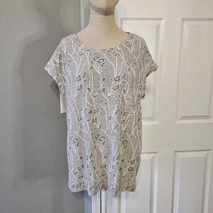Rose & Olive Light Gray Floral Short Sleeve Top